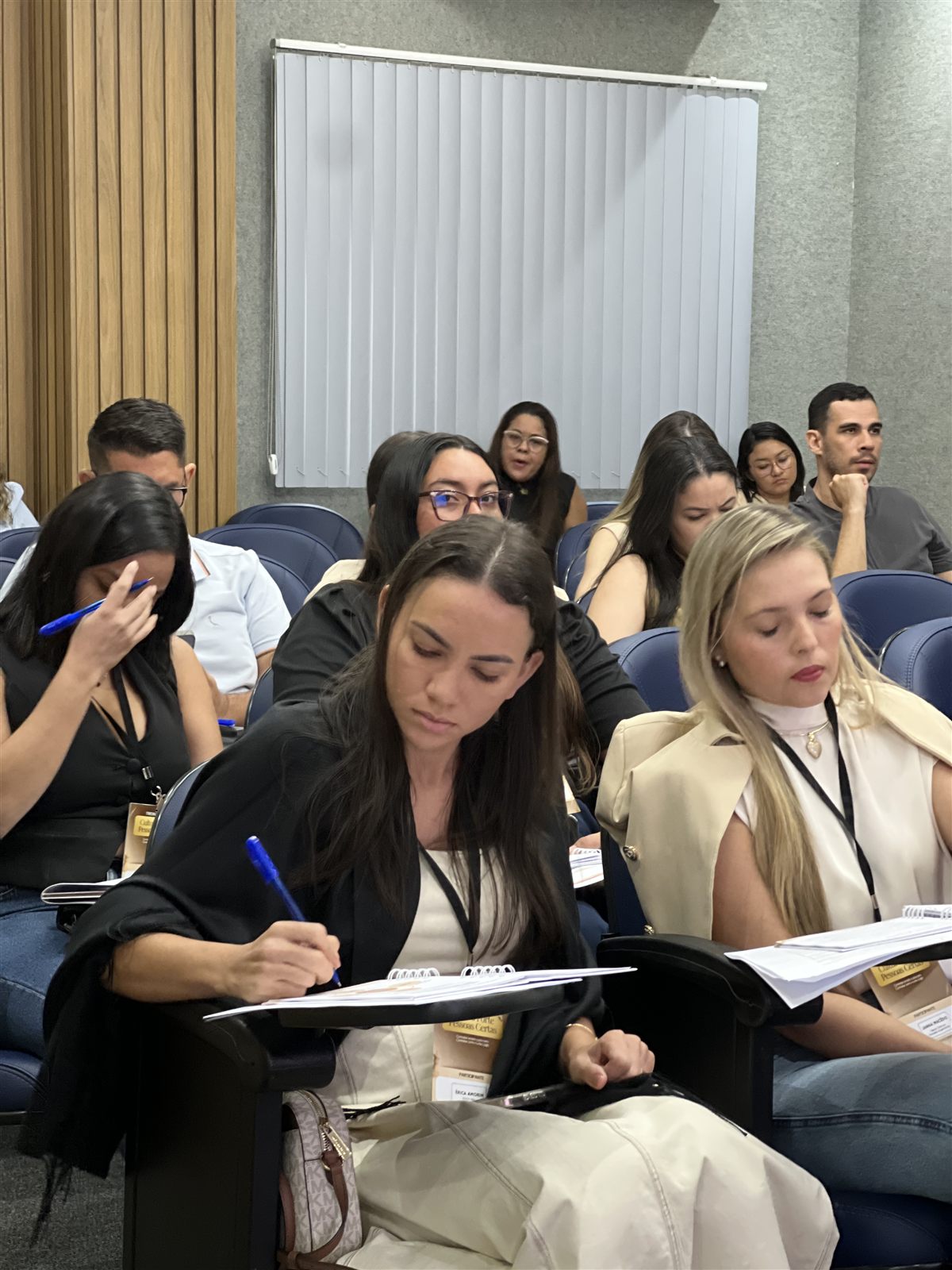 Participantes tomando notas durante o treinamento
