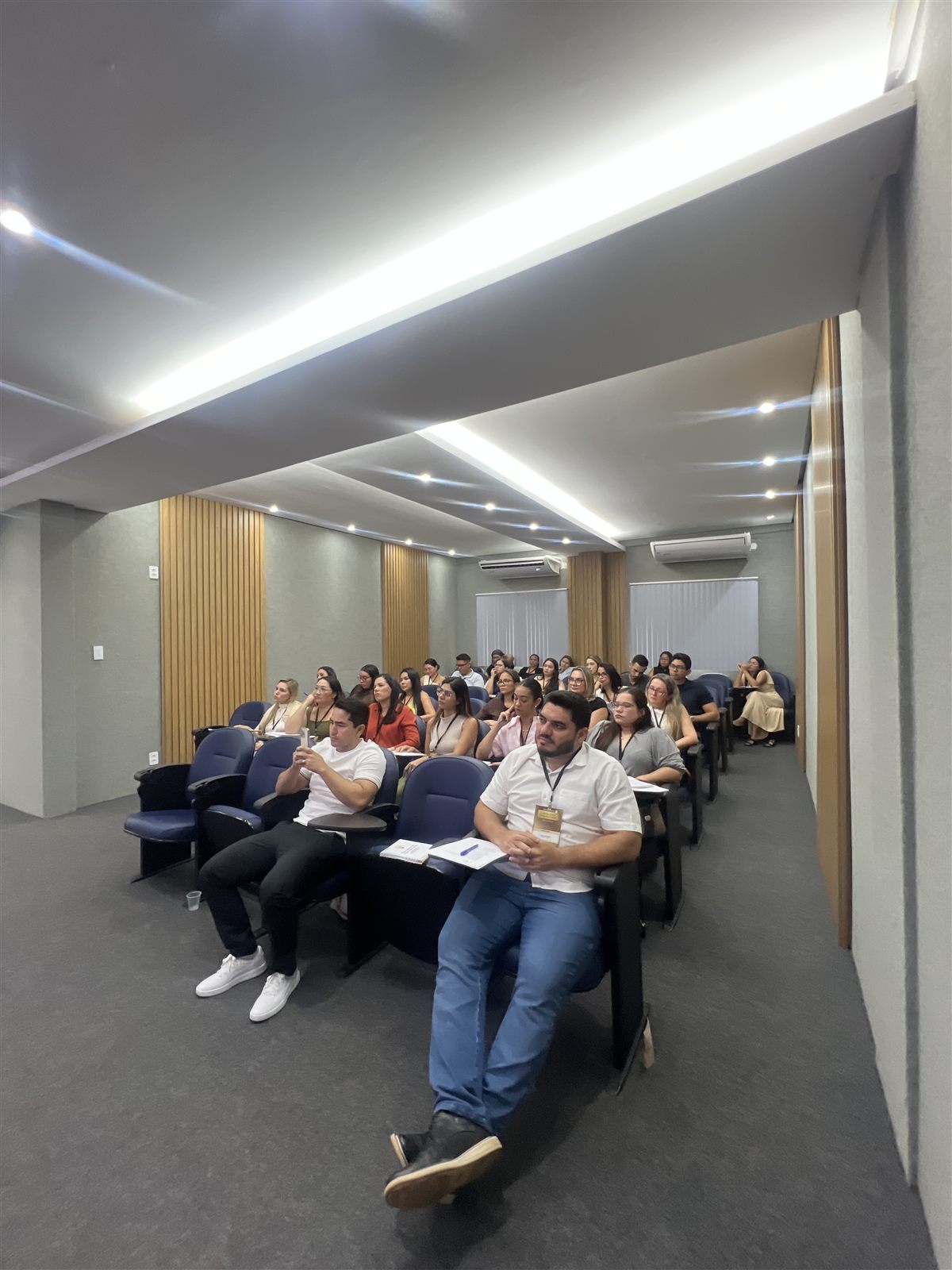 Plateia do auditório acompanhando o treinamento