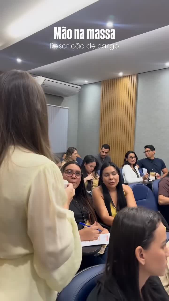 Palco do treinamento com telão de apresentação